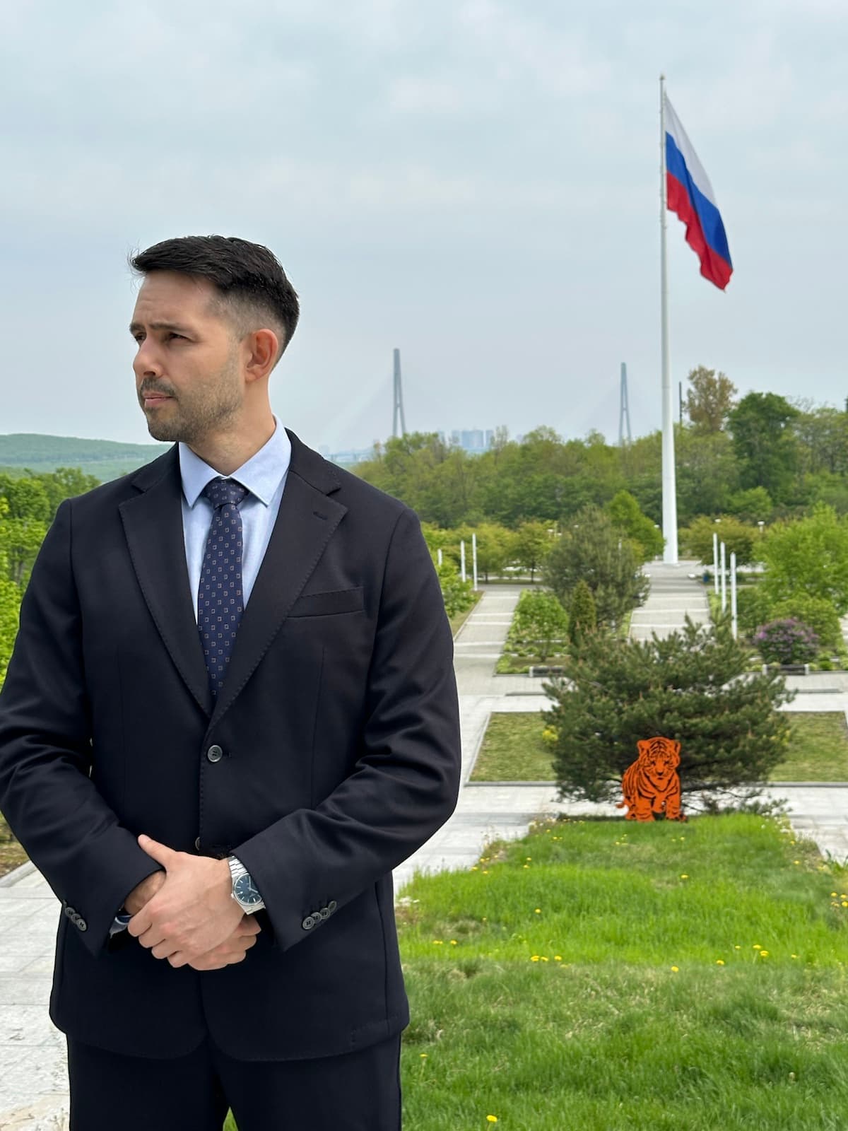 Сергей Тим, основатель Зембазы, на фоне российского флага